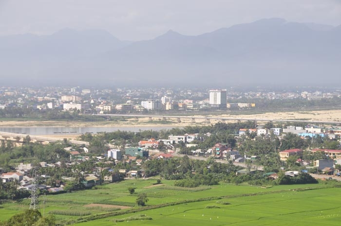 Trong tương lai, trung tâm huyện Sơn Tịnh sẽ trực thuộc thành phố Quảng Ngãi (Trong ảnh: một góc huyện Sơn Tịnh và thành phố Quảng Ngãi.