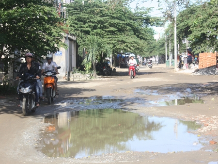 Mới mưa nhưng đường Nguyễn Tự Tân (đoạn Phan Đình Phùng - Phan Bội Châu) đã trở thành những 