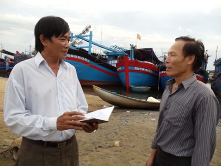 Ông Trần Hồng Hải (bên trái), Bí thư Chi bộ làng chài Tân Thạnh đang trao đổi với ngư dân địa phương.