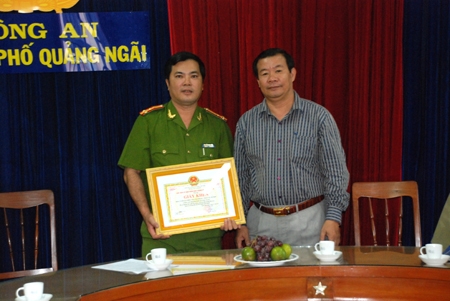 Chủ tịch UBND thành phố Quảng Ngãi Nguyễn Tăng Bính trao giấy khen cho Đội Cảnh sát điều tra tội phạm về trật tự xã hội, Công an thành phố về thành tích trong đấu tranh phòng chống tội phạm.