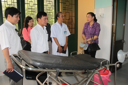 Đoàn giám sát kiểm tra thực tế tại Trạm y tế xã Nghĩa Dũng (TP Quảng Ngãi).       