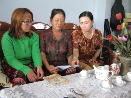 Chị Tánh (bìa trái) cùng các chị em trong KDC tìm hiểu kiến thức DS-KHGGĐ.