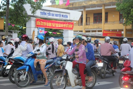 Giờ tan trường tại Trường tiểu học Nguyễn Nghiêm luôn trong tình trạng chen lấn như thế này.
