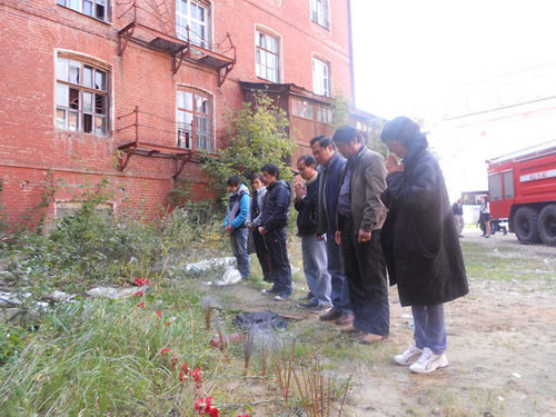  Cộng đồng người Việt đến viếng những nạn nhân thiệt mạng. Ảnh nguồn baonga.com