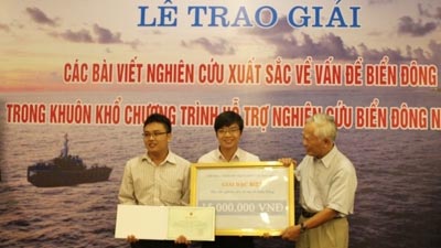 Nguyên Phó Thủ tướng Vũ Khoan trao giải cho hai sinh viên