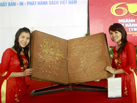 Sách thơ bằng đồng trưng bày tại Triển lãm - Hội chợ Sách quốc tế Việt Nam lần thứ IV năm 2012. Ảnh: X.T