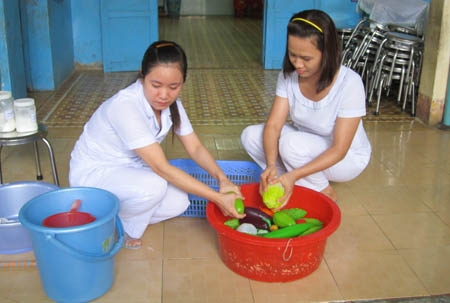 Các trường mầm non bán trú cũng tích cực thực hiện nhiều biện pháp vệ sinh nhằm phòng chống bệnh cho trẻ