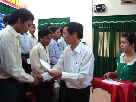 Chủ tịch UBMTTQVN tỉnh Nguyễn Minh Tuấn tặng quà cho người có uy tín tiêu biểu trong đồng bào dân tộc thiểu số huyện Minh Long.    