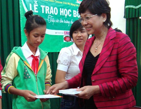 Đại diện Hội doanh nhân Việt Nam trao học bổng “Tiếp sức đến trường” cho học sinh nghèo hiếu học  huyện Mộ Đức.