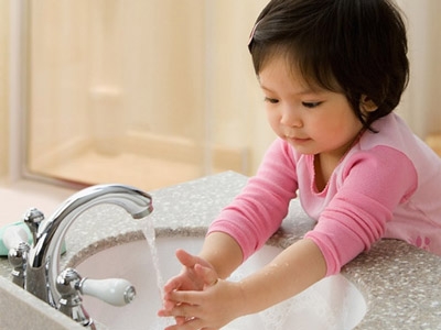 Rửa tay bằng xà phòng và đầy đủ nước để rửa là biện pháp phòng bệnh tiêu chảy. Ảnh minh hoa