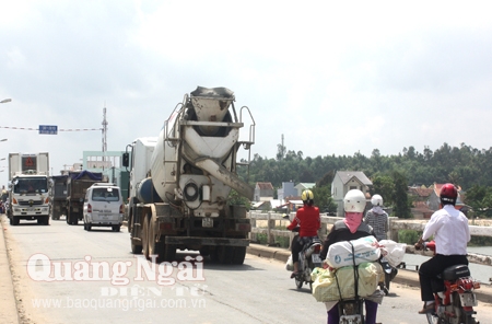 Xe tải nặng lưu thông qua cầu Châu Ổ không đảm bảo an toàn