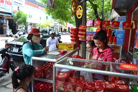 Sản phẩm bánh Trung thu của các thương hiệu nổi tiếng trong nước độc chiếm thị trường. 