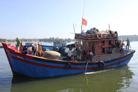 Tàu của anh Tiêu Viết Hồng đã chở các ngư dân Phú Yên gặp nạn cập bờ an toàn
