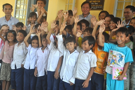 Niềm vui của các em học sinh trường Tiểu học và THCS Trà Bùi khi có nhà bán trú mới.