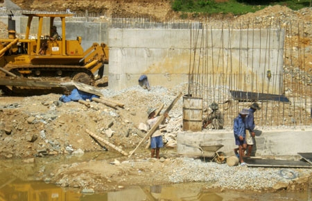 Công nhân đang nỗ lực thi công công trình cầu Làng Mum (Ba Bích) đảm bảo tiến độ trước mùa mưa bão.