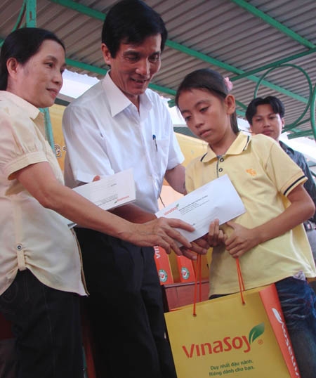 Ông Trương Đình Đức- Phó Giám đốc Sở LĐ-TB&XH tặng quà cho các em ở Trung tâm phục hồi chức năng Hành Thiện, Nghĩa Hành