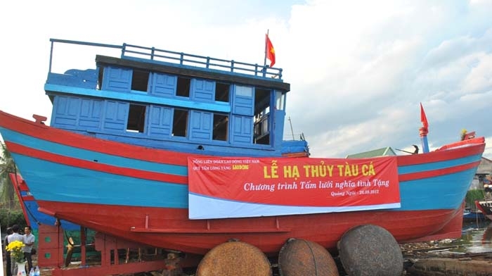 Tàu của ông Trần Phương được hỗ trợ đóng mới để tiếp tục vươn khơi, bám biển.