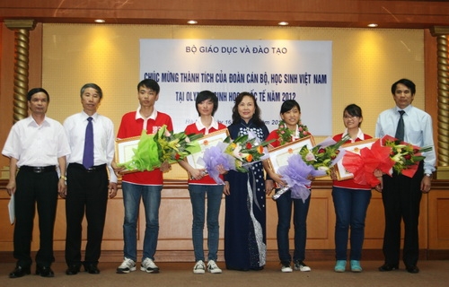 Thứ trưởng Bộ Giáo dục và Đào tạo Nguyễn Thị Nghĩa trao bằng khen của Bộ trưởng cho các thí sinh đoạt huy chương tại kỳ thi Olympic Sinh học Quốc tế lần thứ 23. - Ảnh: GDTĐ