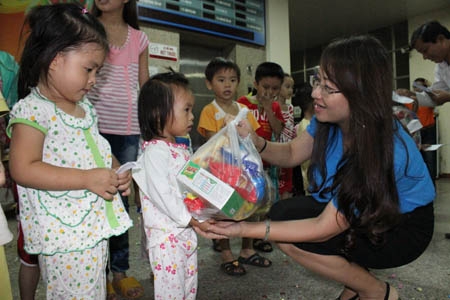 Chị Hà Thị Anh Thư- Bí thư Tỉnh đoàn trao quà cho các bé