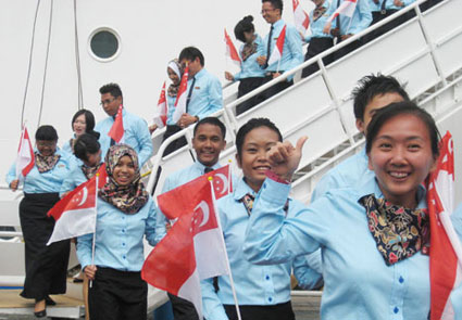 Đại biểu Tàu Thanh niên Đông Nam Á 2011 đến cảng Sài Gòn.