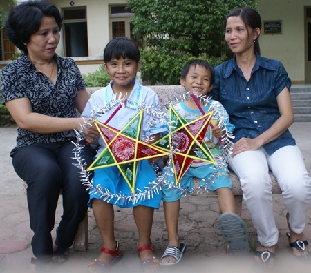 Các mẹ Trung tâm nuôi dưỡng đối tượng Chính sách xã hội tặng đèn Trung thu cho bé Nguyễn Thục Phi (thứ 2 bên trái).         