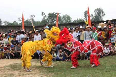 Màn biểu diễn múa lân của thôn An Hòa Nam, xã Nghĩa Thắng tại hội thi