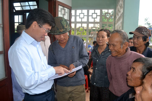   Ông Võ Văn Thưởng - Bí thư Tỉnh ủy Quảng Ngãi (bên trái), tiếp nhận và giải đáp bức xúc của người dân ngay trong giờ giải lao - Ảnh: Hiển Cừ