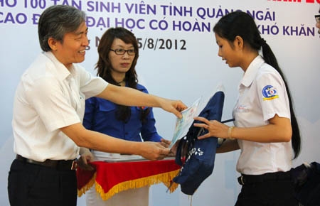 Đồng chí Lê Quang Thích- Phó Chủ tịch UBND tỉnh trao học bổng tiếp sức đến trường của Báo Tuổi trẻ cho thí sinh đạt kết quả cao trong kỳ thi tuyển sinh ĐH, CĐ vừa qua