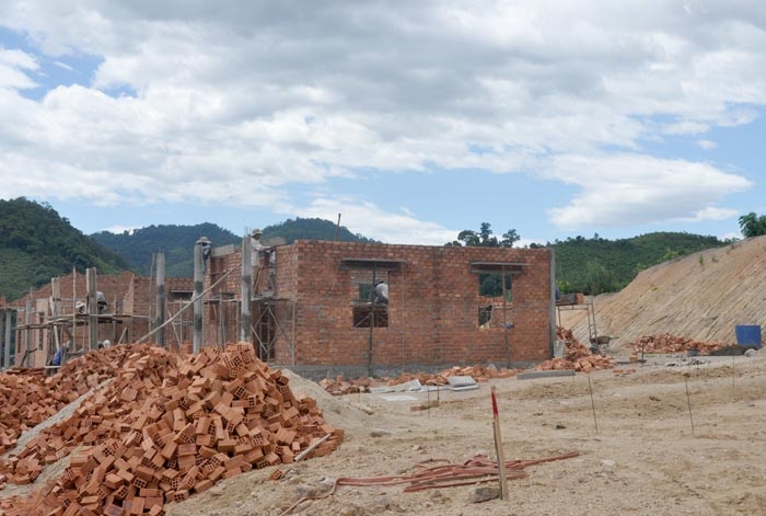 Tiến độ xây dựng nhà tái định cư dự án hồ chứa nước Nước Trong vẫn còn chậm.