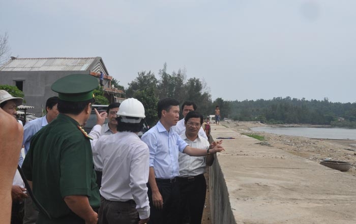 Kiểm tra kè chắn sóng tại xã Bình Châu, huyện Bình Sơn.