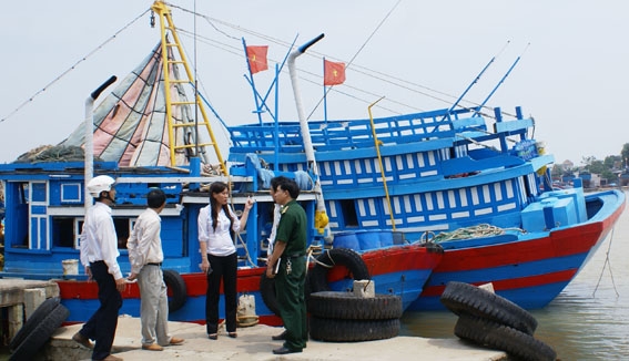 Lãnh đạo huyện Tư Nghĩa kiểm tra việc neo đậu tàu thuyền của ngư dân. Ảnh: T.Nhị