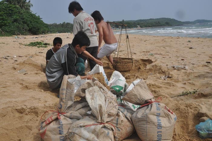 Người dân các địa phương chủ động dùng bao cát chằng chống nhà cửa.