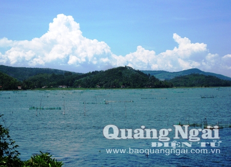 Đầm An Khê – một đầm nước ngọt gắn liền với khu di chỉ văn hóa Sa Huỳnh ở vùng cực nam tỉnh Quảng Ngãi.