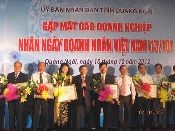 Phó Bí Thư Thường trực Tỉnh ủy Phạm Minhh Toản và Chủ tịch UBND tỉnh Cao Khoa tặng hoa và bằng khen cho các doanh nghiệp tiêu biểu đạt thành tích xuất sắc.