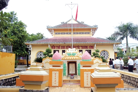  Mộ và đền thờ anh hùng dân tộc Trương Định ở thị xã Gò Công. Đây là di tích lịch sử cấp quốc gia.