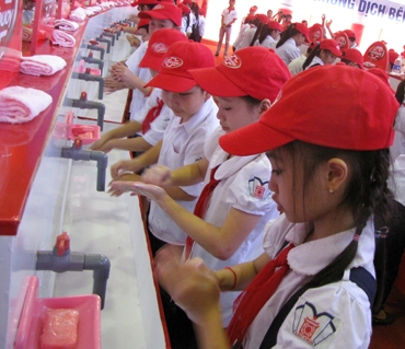Các em học sinh rửa tay hưởng ứng Ngày Thế giới rửa tay với xà phòng - Ảnh VGP/Việt Hà