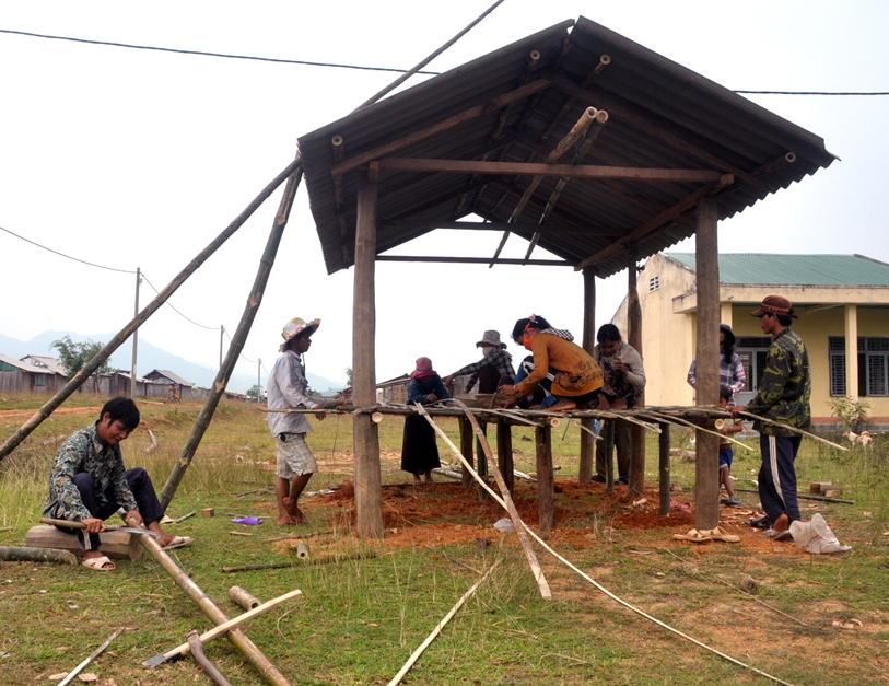 Dân làng Kà Khu giúp nhau dựng lại nhà ở khu tái định cư.