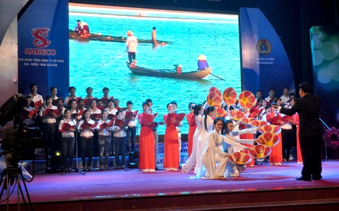 Tiết mục hợp xướng Việt Nam quê hương tôi đặc sắc tại đêm chương trình.