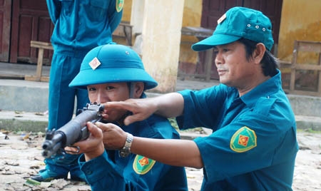 Chính trị viên Huỳnh Ngọc Anh, Ban CHQS xã Bình Trung (phải) luôn có mặt trong buổi huấn luyện.