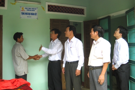 Ông Nguyễn Minh Tuấn- Chủ tịch UB MTTQVN tỉnh trao nhà Đại đoàn kết cho hộ nghèo ở huyện Mộ Đức