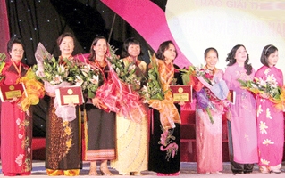 Giải thưởng Phụ nữ Việt Nam năm 2011 được trao tại Hà Nội vào tháng 10/2011