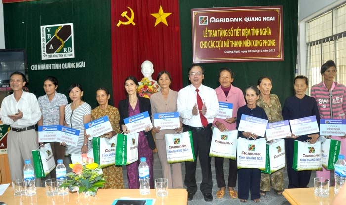 Đại diện Agribank Quảng Ngãi và Ban Tuyên Giáo Tỉnh ủy trao sổ tiết kiệm cho các nữ cựu thanh niên xung phong.