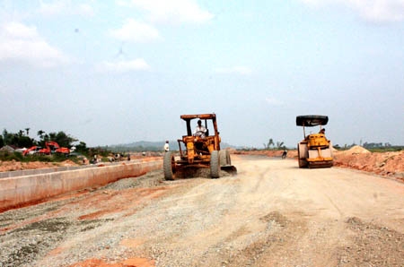 Công ty CP xây dựng 19-8 thi công đường dẫn xuống bến đò sang thôn An Phú.
