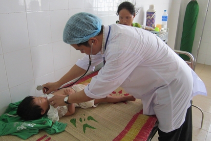 Chăm sóc trẻ sơ sinh ở Bệnh viện đa khoa Quảng Ngãi.