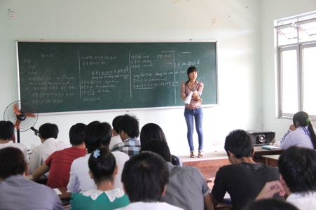 Lớp học tiếng Hàn tại Trung tâm giới thiệu việc làm-Sở LĐ-TB&XH tỉnh