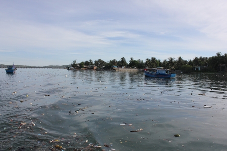 Rác thải nổi lềnh bềnh trên mặt nước tại khu vực neo đậu tàu thuyền