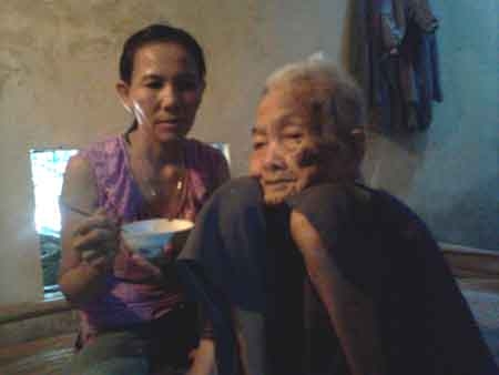 Chị Nguyễn Thị Liên chăm sóc cụ bà đơn thân 94 tuổi Trần Thị Thôi.