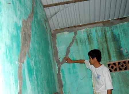 Nhà ông Bùi Phụ Thanh bị bão số 9 năm 2009 làm tốc mái, nứt tường nhưng chỉ dám trám xi măng tạm bợ để ở.