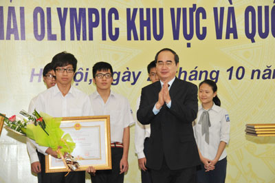 Phó Thủ tướng Nguyễn Thiện Nhân trao bằng khen của Thủ tướng cho các học sinh giỏi quốc tế