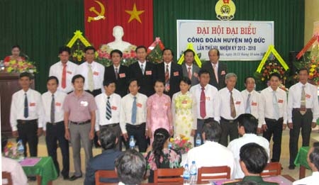  Ban Chấp hành Công đoàn huyện Mộ Đức khoá VII (nhiệm kỳ 2013 - 2018) ra mắt nhận nhiệm vụ.                                                                                        Ảnh: Kim Huệ